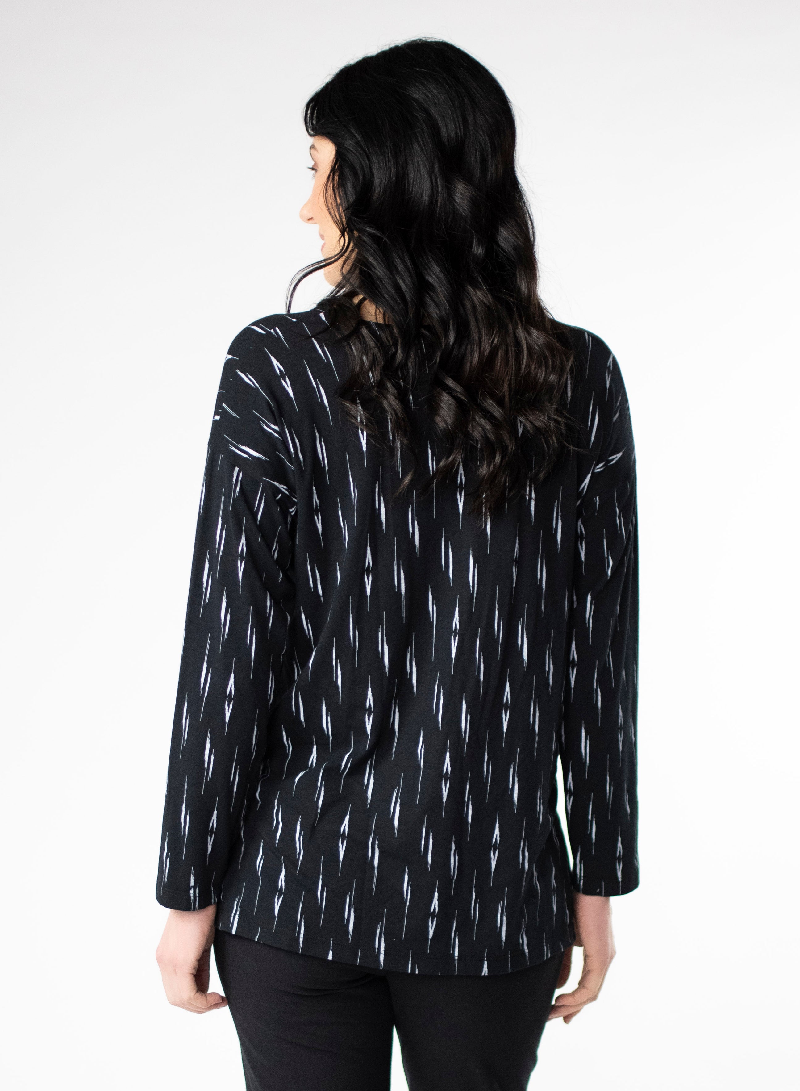 Black and White patterned long sleeve top with scoop neck and relaxed fit to the body. Step hem with a small side slit.